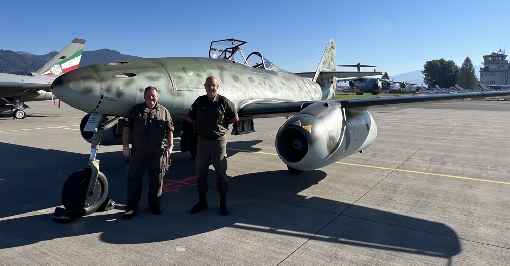 Oberst W.Posch und Dr.H.Spörker vor der Me262